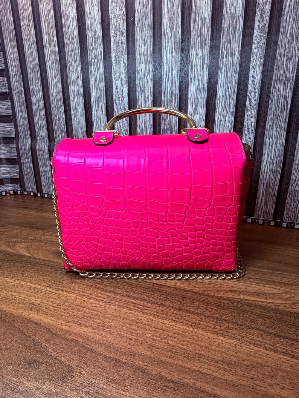 Croc-Embossed Hot Pink Top-Handle Crossbody Bag with Gold Chain - Picture 2 of 5